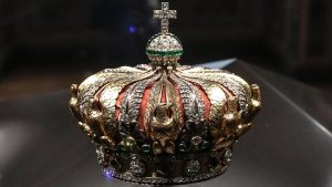 Грабеж през деня: крадци откраднаха безценни бижута от френската корона от Лувъра в Париж