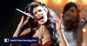 Бащата на Ейми Уайнхаус съди за продажба на нейни дрехи