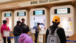 Пациенти с ниски доходи призовават за повече помощ, тъй като болничните такси в Хонконг стават все по-високи