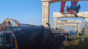 Кран рухна във влак в Тайланд, убивайки най-малко 22-ма