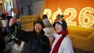 Визуални дисплеи озаряват новогодишно арт тържество