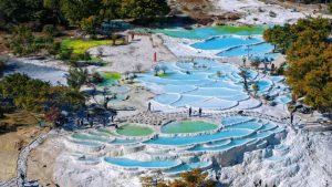 Терасите Baishuitai на Юнан блестят под ясно пролетно небе