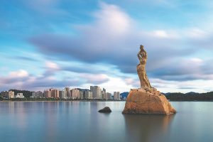 Пешеходен туризъм през зимната крайбрежна самота