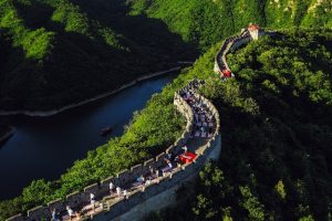 Тълпи се събират на Great Wall за фестивала на йога Lululemon